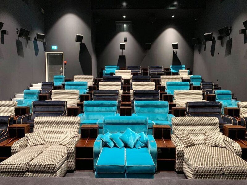 В другом зале кинотеатра - большие диваны, а также зал IMAX на 350 зрителей