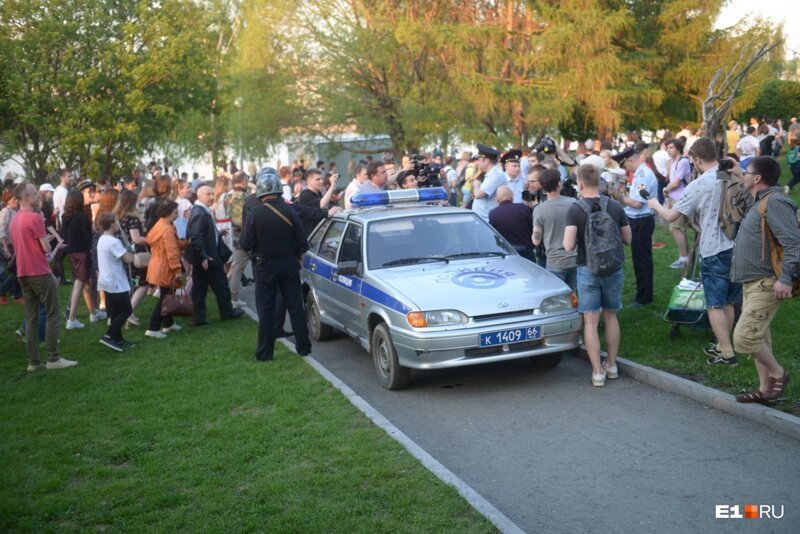 В Екатеринбурге местные жители  устроили протест против строительства храма на месте сквера