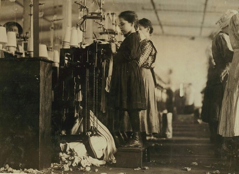 Девочки на швейной фабрике