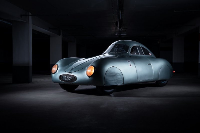 Официально первым автомобилем марки был Porsche 356, выпущенный в 1948 году, но Фердинанд Порше строил автомобили и раньше.