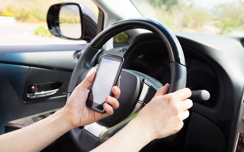В ГИБДД назвали единственную ситуацию, когда водитель может пользоваться телефоном за рулем