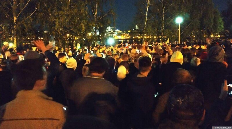 «Кто не скачет, тот за храм» — протестующие в Екатеринбурге