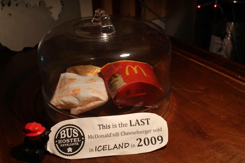 10. С 2009 году в стране не продается продукция McDonalds - на фото последний экземпляр чизбургера и картофеля фри в Исландии