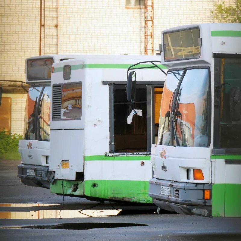 Московские МАЗы-107 в трупном ряду. Автобусы по краям встали с поломками уже здесь, а вот стоящий посередине даже в эксплуатацию не запустили