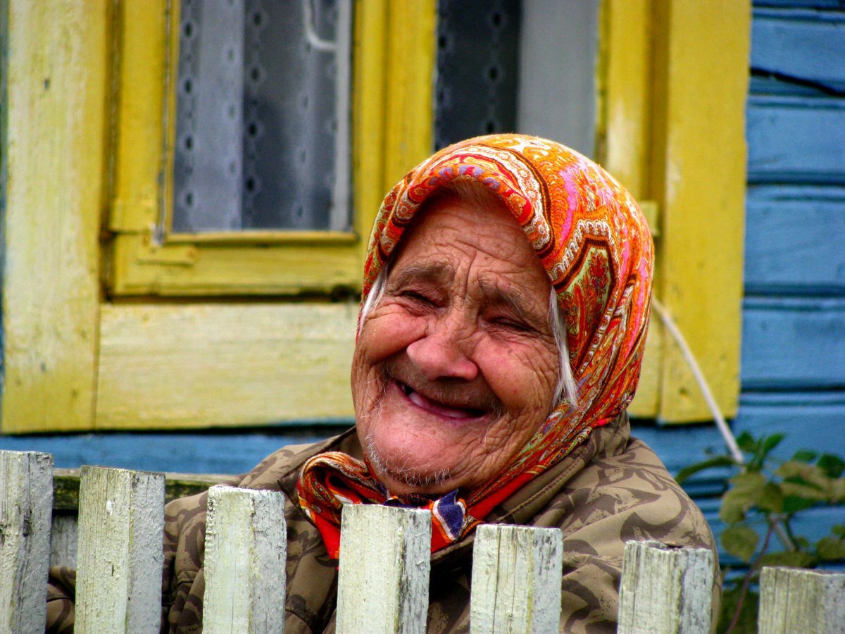 Granny с русским матом. Бабушка смеется. Деревенская бабушка. Бабка улыбается. Старушка смеется.