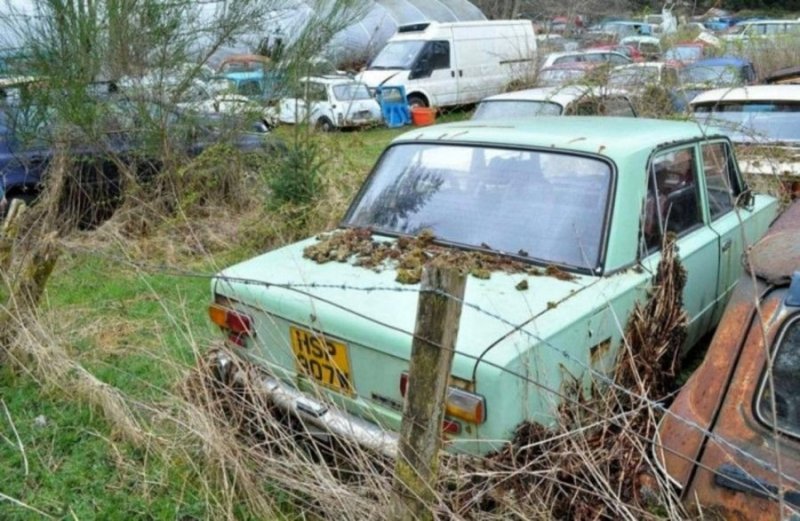 В Великобритании обнаружили автомобильную свалку, на которой собрано много "Жигулей"