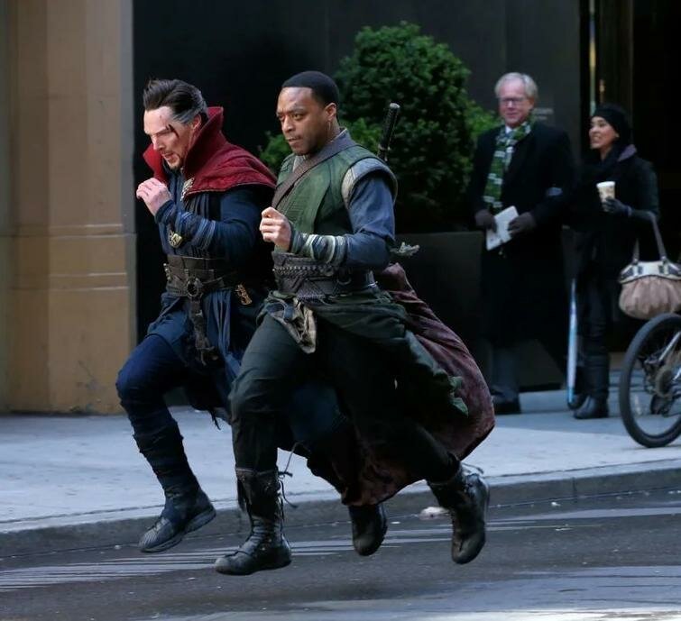 Бенедикт Камбербэтч и Чиветел Эджиофор бегут по улице во время съемок фильма «Доктор Стрендж»