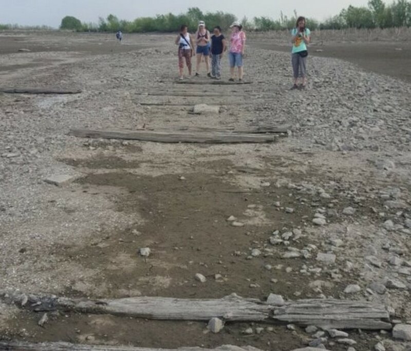 Казань: река Волга сильно обмелела, обнажив древнюю мостовую