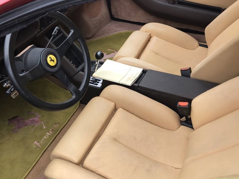 Частную коллекцию суперкаров Ferrari оставили гнить в поле