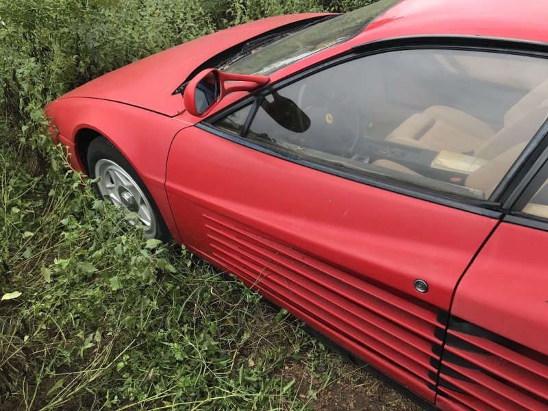 Частную коллекцию суперкаров Ferrari оставили гнить в поле
