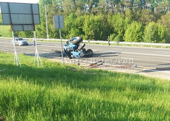 Авария дня. Фура протаранила трактор в Белгородской области