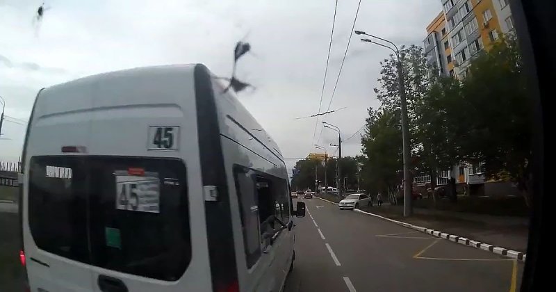 Водитель маршрутки столкнулся с автобусом в Саранске