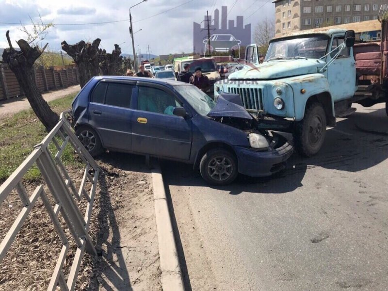 В Красноярске неуправляемый грузовик протаранил легковушку на встречной полосе