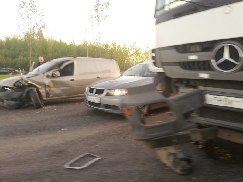 Авария дня. Разворот грузовика в Петербурге