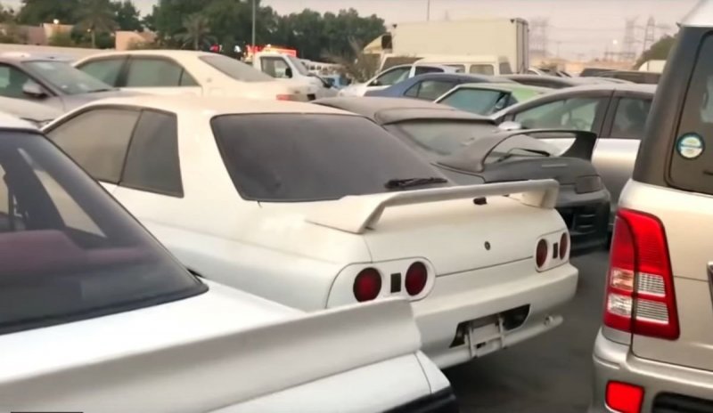 В Дубаи нашли свалку с брошенными Toyota Supra и Nissan Skyline GT-R
