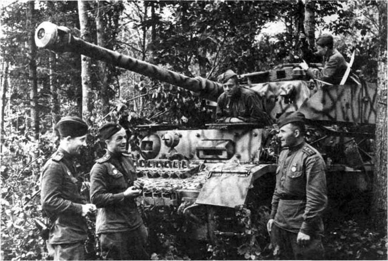 Танк Pz.lV Ausf Н, захваченный советскими войсками у 9-й танковой дивизии вермахта западнее Орла. Июнь 1943 года 