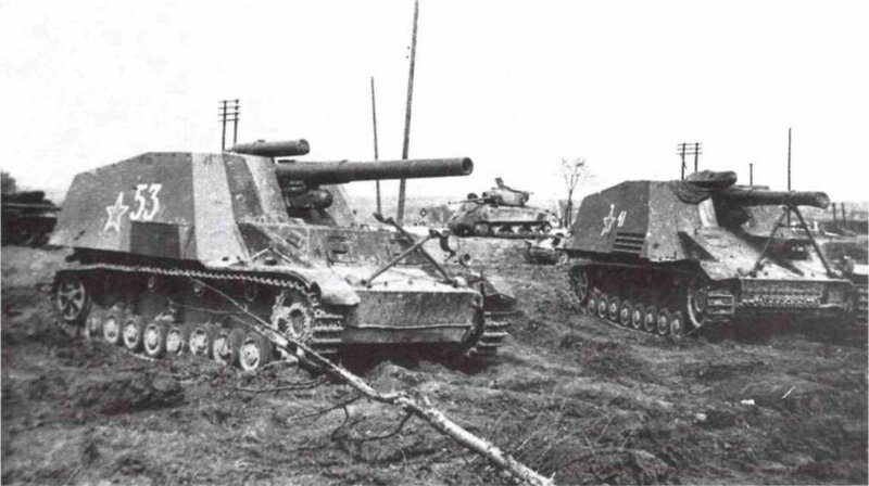 Трофейные самоходные установки «Хуммель» из состава 366-го самоходно-артиллерийского полка. 3-й Украинский фронт, 4-я гвардейская армия, март 1945 года. На бортах машин нанесены красные звёзды с белой окантовкой 