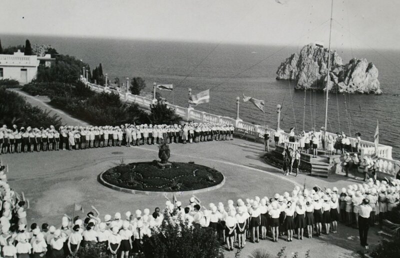 1960-е годы. Большой строй в Артеке. Крымский Артек был самым престижным пионерским лагерем. Попасть туда было мечтой любого школьника.