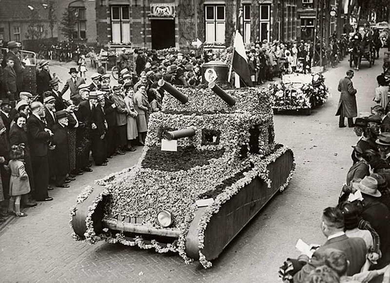 «Броневик голландской армии, замаскированный цветами»