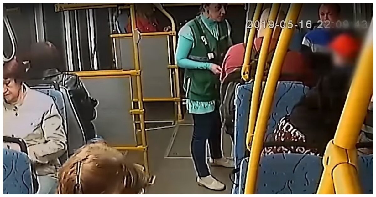 Пассажиры с детьми в автобусе. Мужик вылетает из автобуса. Выкидывают пассажиров из автобуса. Парень вылетел из маршрутки.