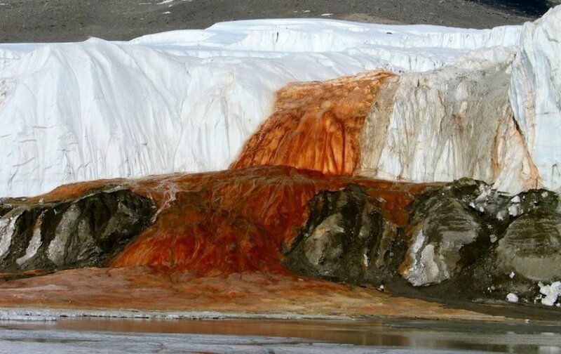 Кровавый водопад в Антарктиде 
