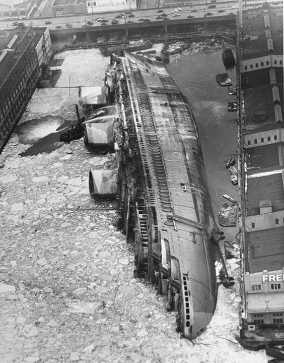 Океанский лайнер «Нормандия» опрокинулся в ледяной реке Гудзон после того, как загорелся