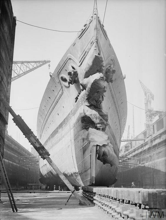 Британский линейный корабль HMS King George V после столкновения с британским же эсминцем HMS Punjabi