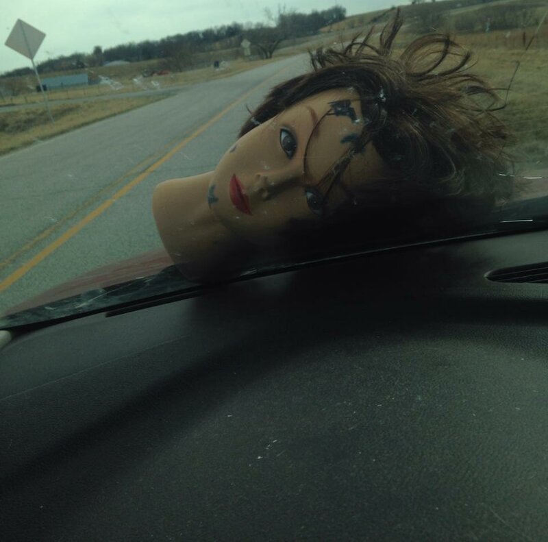 "Друг отправил мне это фото. Он ехал по шоссе за грузовиком, когда на лобовое стекло неожиданно приземлилась голова куклы"