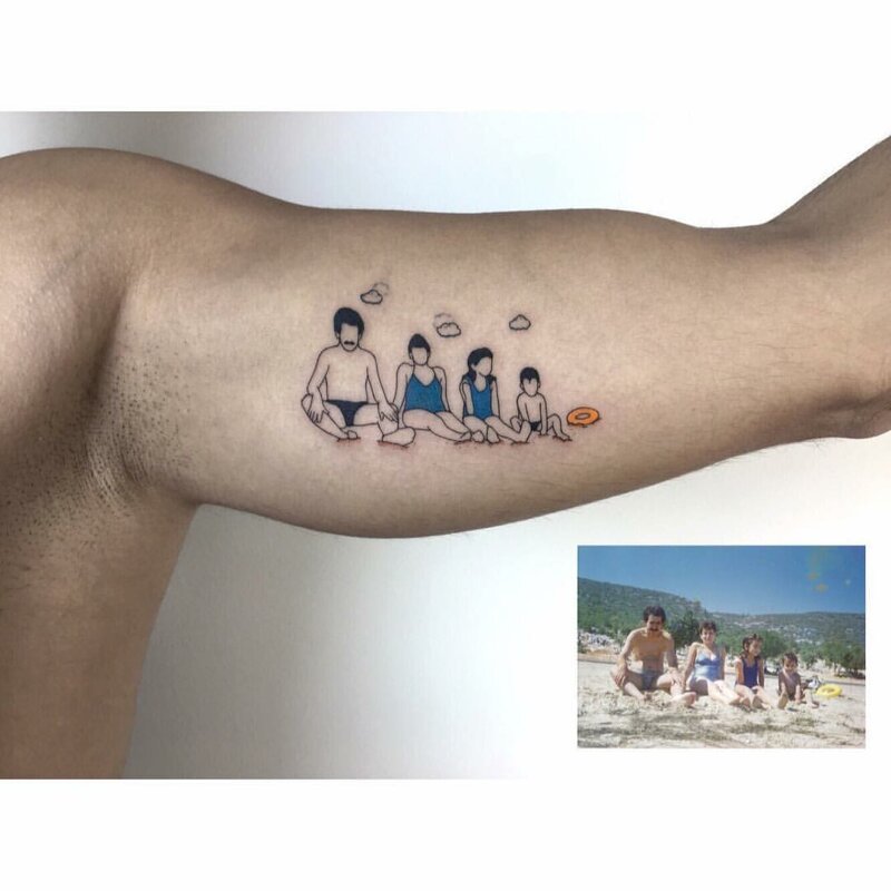 Татуировщик рисует на телах клиентов семейные фотографии