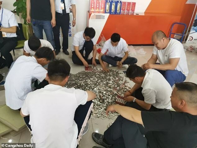 Китаянка расплатилась за автомобиль 13 тысячами монет, которые работники салона считали три дня
