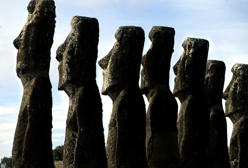 Моаи - каменные монолитные статуи, изготовленные аборигенами острова между 1250 и 1500 годами