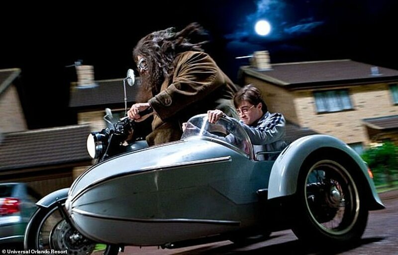 Дизайн аттракциона основан на сцене поездки Гарри Поттера и Хагрида на мотоцикле, показанной в фильме "Гарри Поттер и Дары смерти: часть первая"
