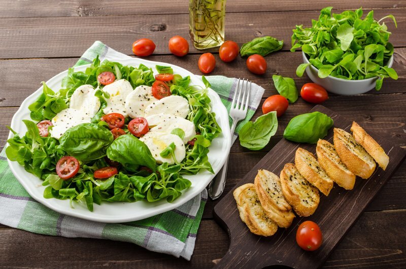 Салат с обезжиренным сыром и соусом