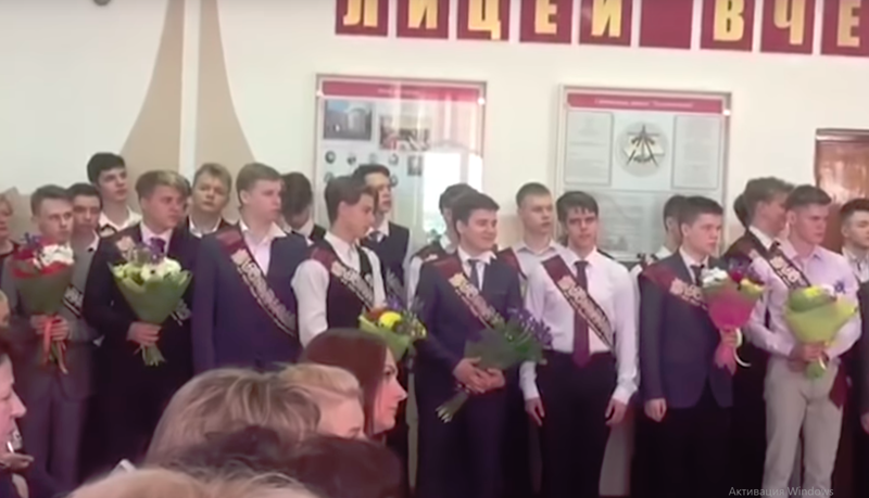 Мэр Владивостока случайно проводил выпускников "в последний путь"