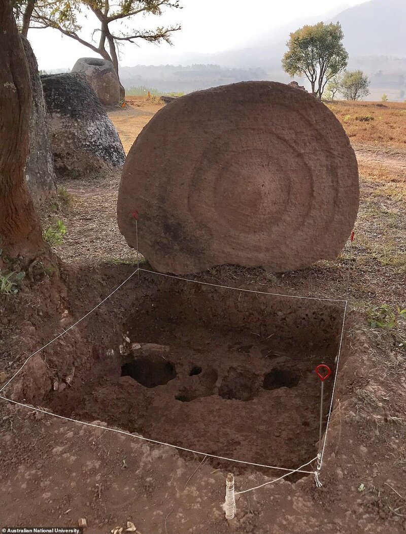 В Лаосе обнаружили еще сотню каменных кувшинов древних гигантов