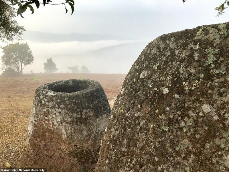 В Лаосе обнаружили еще сотню каменных кувшинов древних гигантов