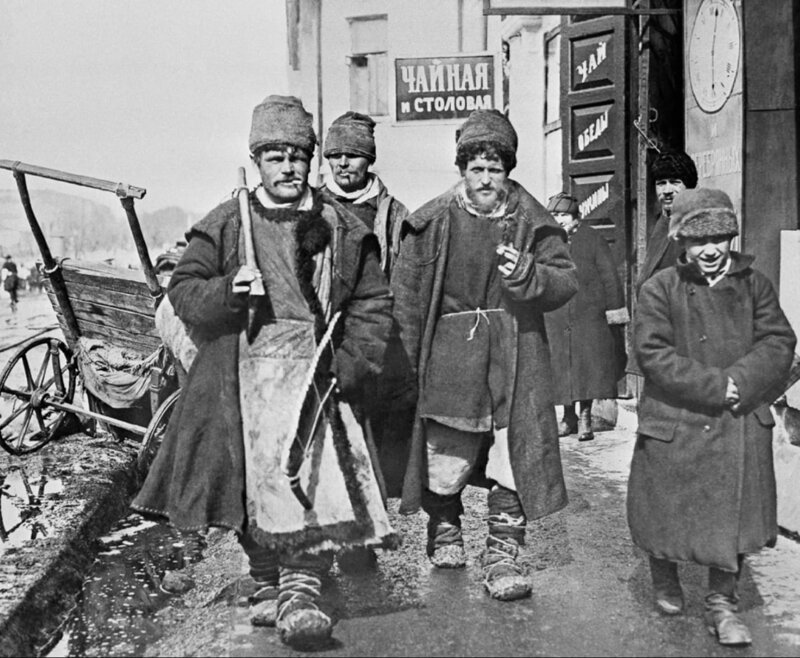 Трое вышли из чайной… 1920г. Деревенские плотники на Смоленском рынке.