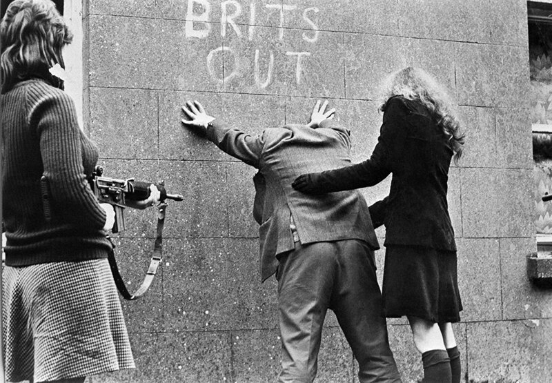 Девушки из Ирландской республиканской армии обыскивают прохожих, Северная Ирландия, 1970-е. 