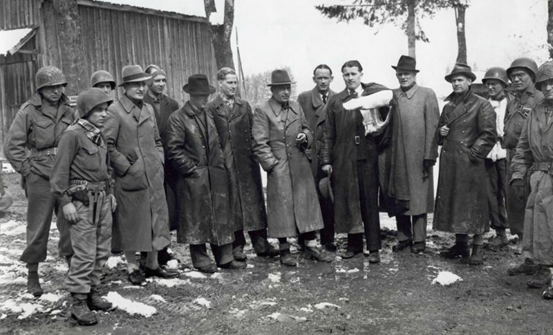1945. Вернер фон Браун вместе со своими коллегами сдается американцам 