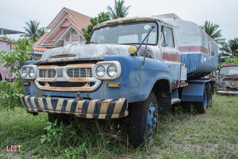 Кладбище ретро автомобилей в Таиланде