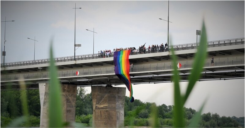 Мужчина подрался с представителями ЛГБТ, свесившими с моста свой флаг в память о погибшем друге Польша, варшава, видео, инцидент, конфликт, лгбт, мост, флаг
