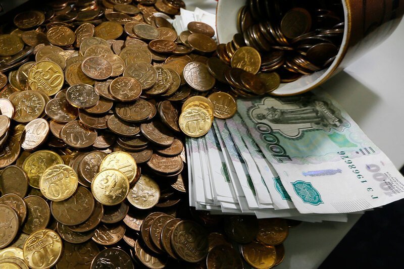 Росстат: почти половине семей в России денег хватает только на еду и одежду