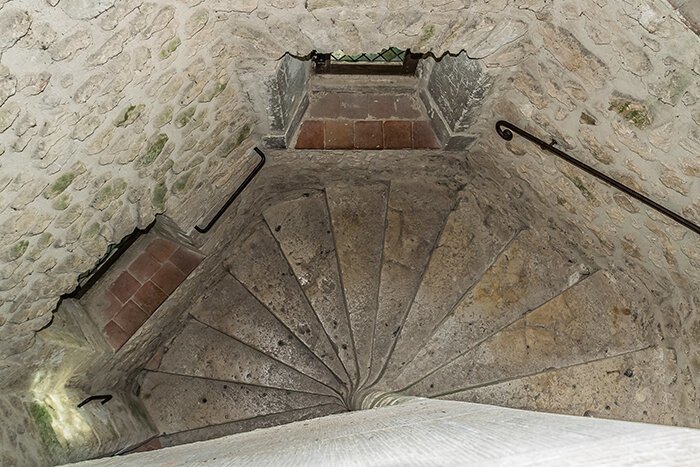 Почему в средневековых замках строили спиральные лестницы