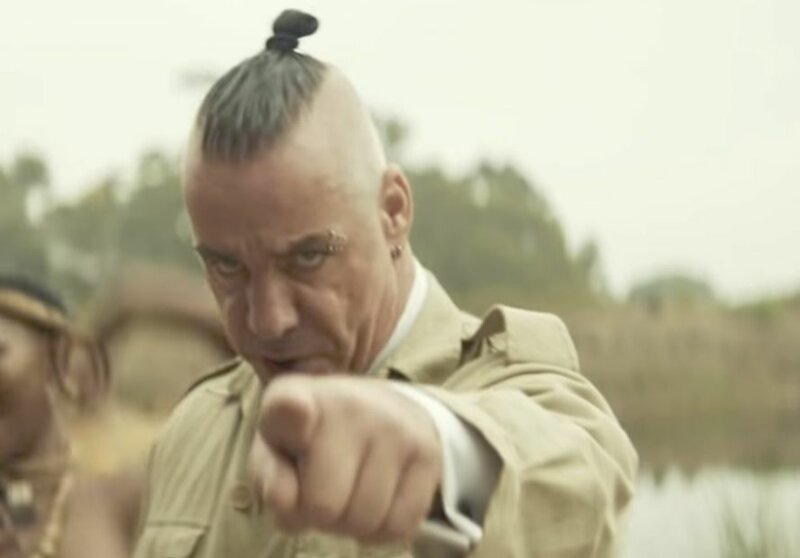 В новом клипе Rammstein Тилль Линдеманн танцует с аборигенами и признается в любви на русском