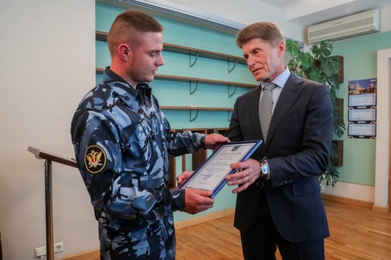Позже стало известно, что Губернатор Приморья оценил поступок Алексея Резниченко и вручил ему благодарность