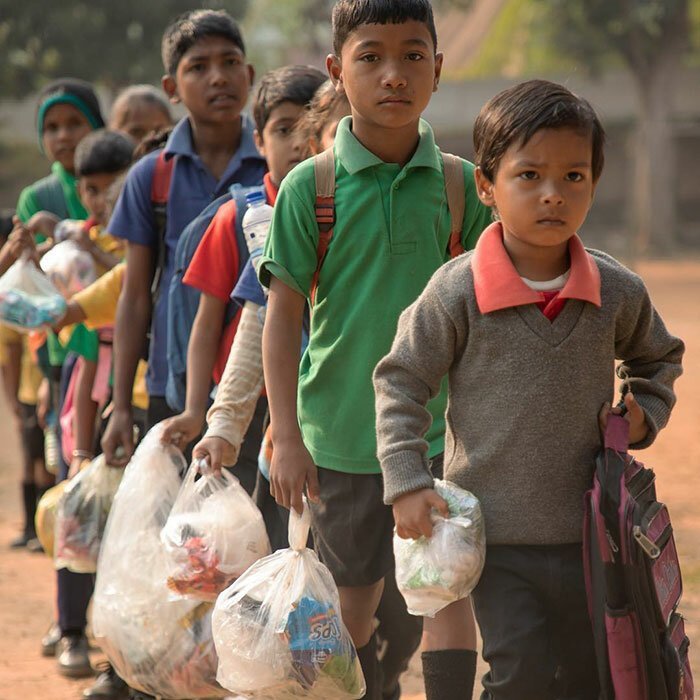Индийская школа Акшар в Памоги (штат Ассам)  - весьма нетрадиционное учебное заведение. Каждое утро ученики идут в школу с пакетами, полными пластикового мусора