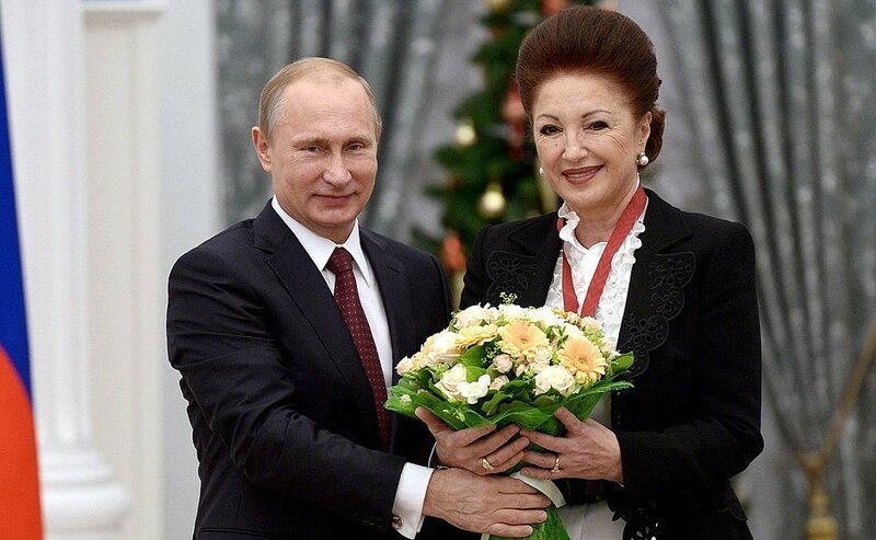 Путин наградил орденом акушерку, которая была ответственна за роды Кабаевой
