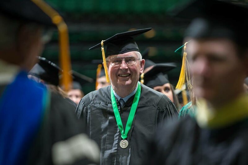 24. "Учиться никогда не поздно, и вот доказательство - 81-летний выпускник Государственного университета Колорадо, получивший степень бакалавра"