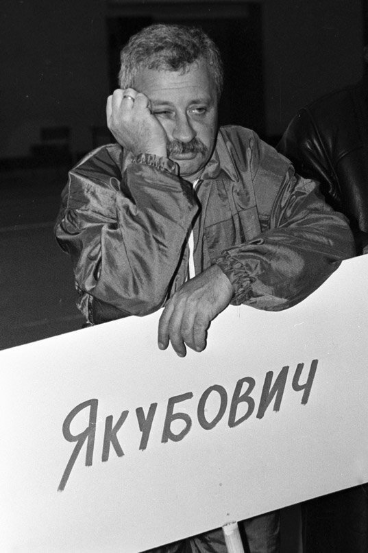 В конце 1990 года в эфир начала выходить программа "Поле чудес", ведущим которой поначалу был Владислав Листьев. 