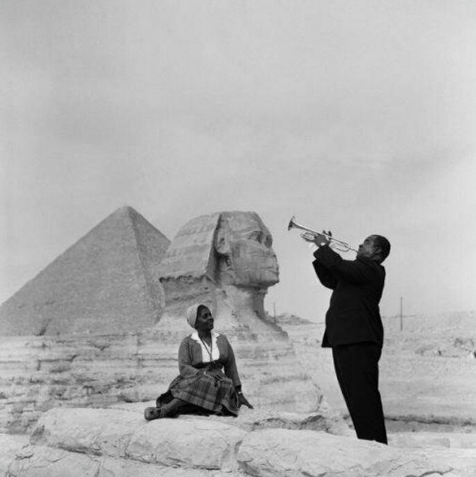 6. Луи Армстронг играет для своей жены в Гизе, 1961 г.